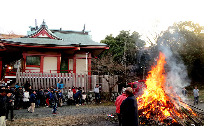 諏訪神社のどんど焼